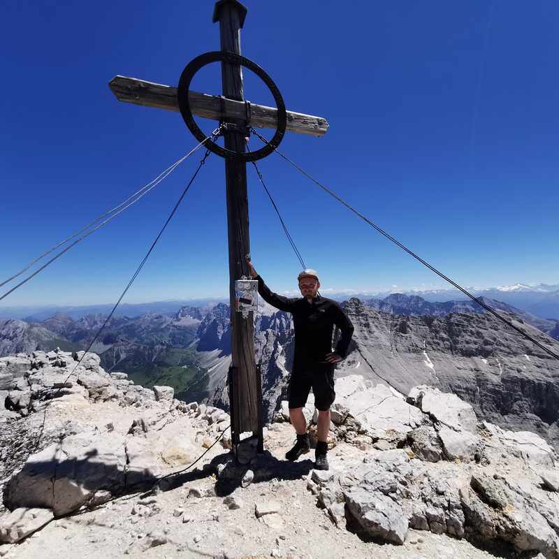 Matthias am Gipfelkreuz der Birkkarspitze im Karwendel
